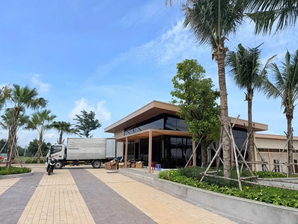 Ảnh thực tế Q Topia Phước Hải – Công trình mái thấp và cảnh quan cây xanh tại Q Topia