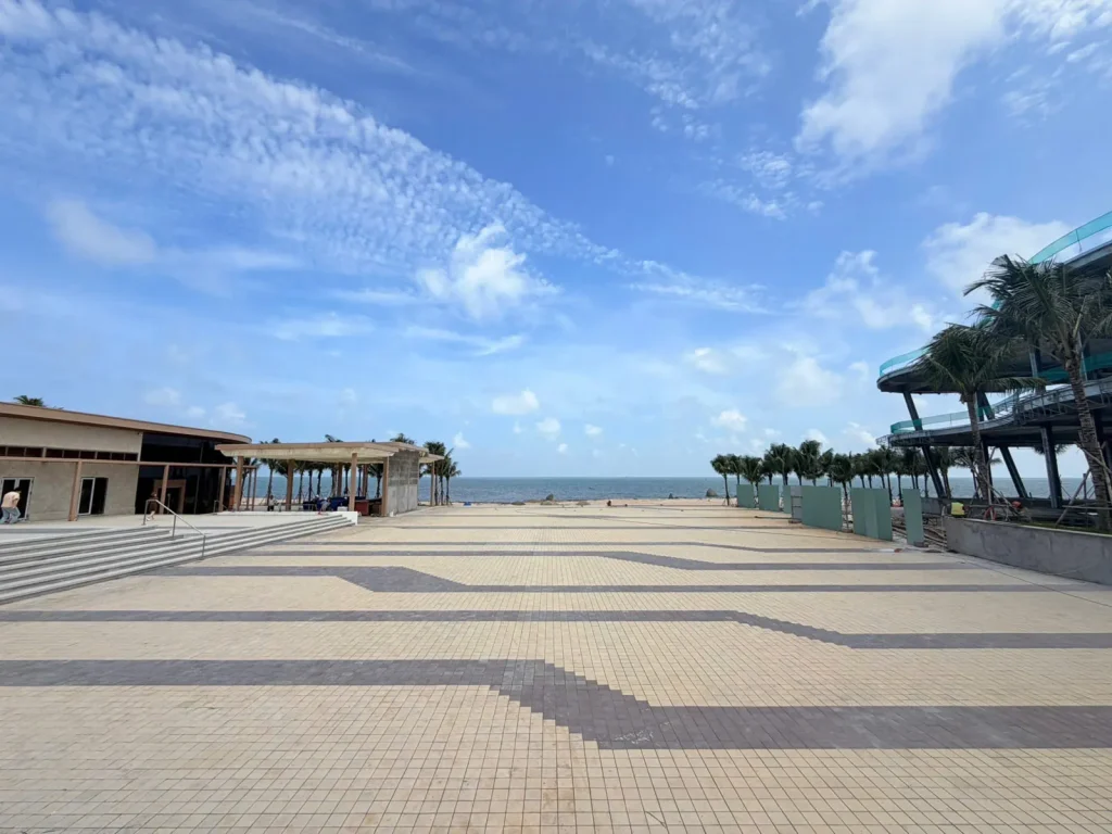 Ảnh thực tế Q Topia Phước Hải – Khoảng sân lát nền và công trình ven biển Q Topia