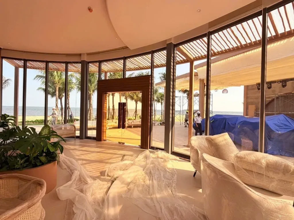 Ảnh thực tế Q Topia Phước Hải – Không gian nội thất với hệ cửa kính hướng ra cảnh quan