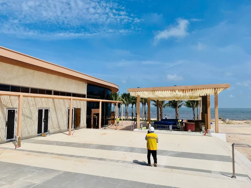 Ảnh thực tế Q Topia Phước Hải – Khoảng sân trước công trình và mái che