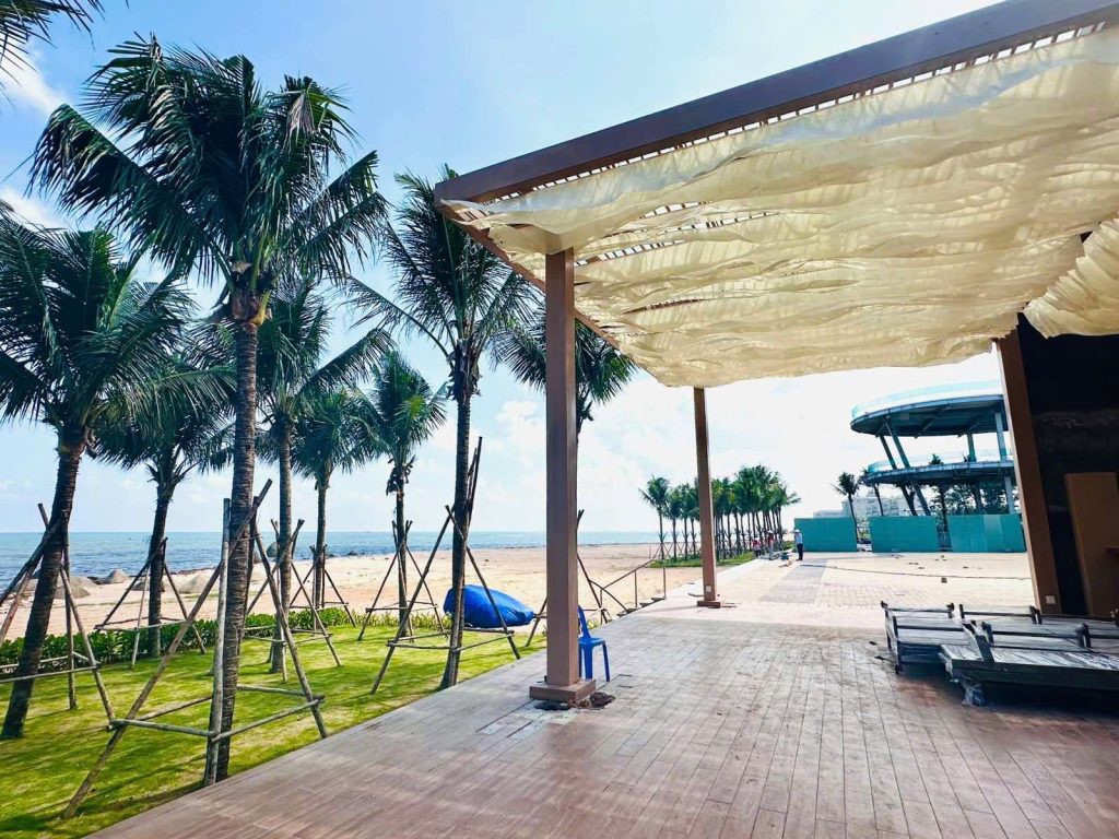 Ảnh thực tế Q Topia Phước Hải – Cảnh quan ven biển và lối đi cạnh công trình